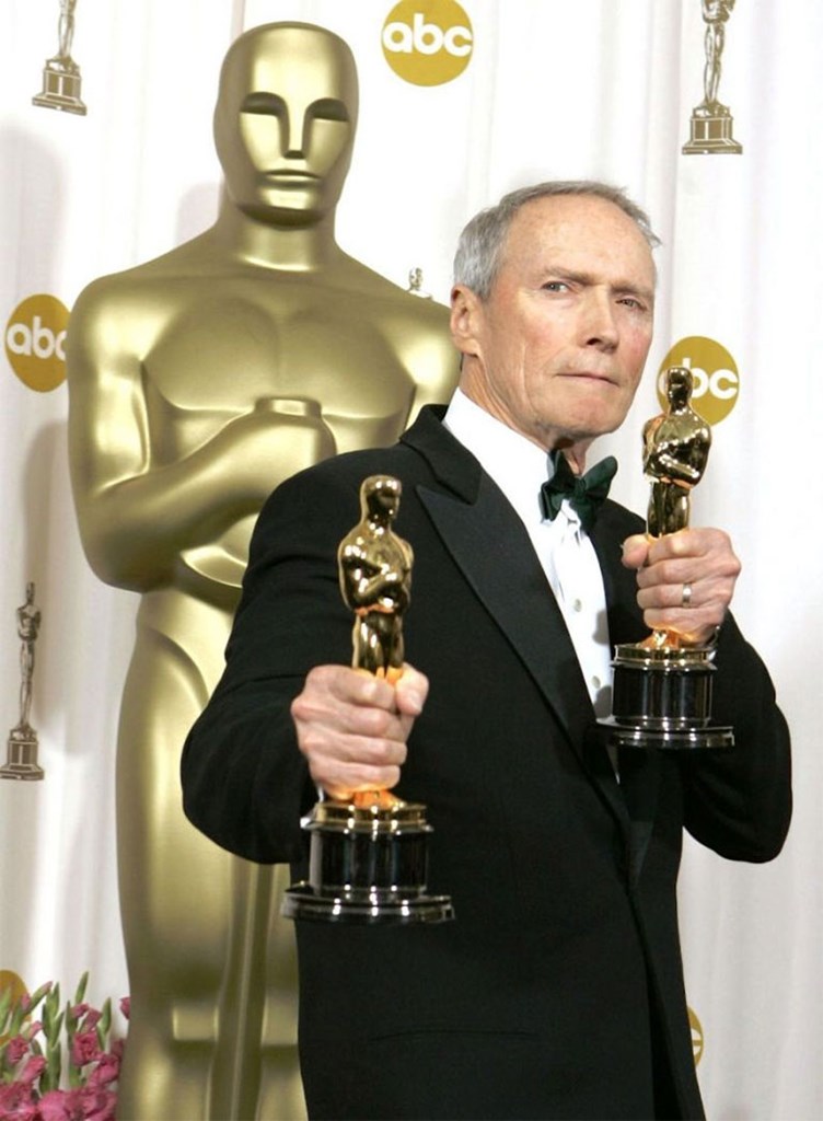 Ο Κλιντ Ίστγουντ με τα δύο βραβεία Όσκαρ για την ταινία «Million Dollar Baby» (2004)