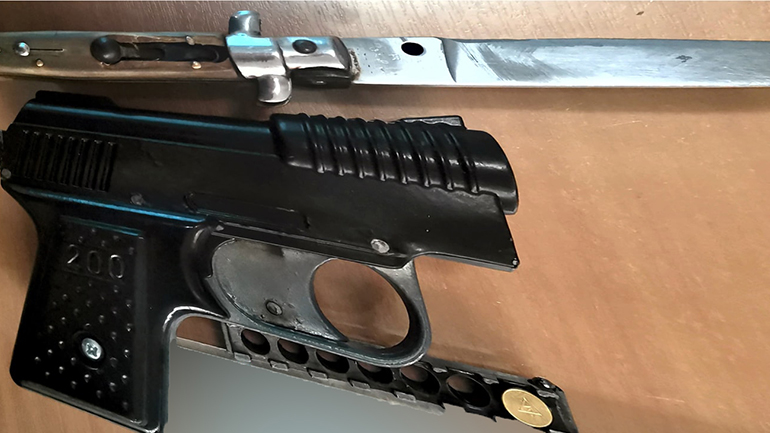 Ανήλικοι κυκλοφορούσαν με ένα μικρό οπλοστάσιο στα χέρια