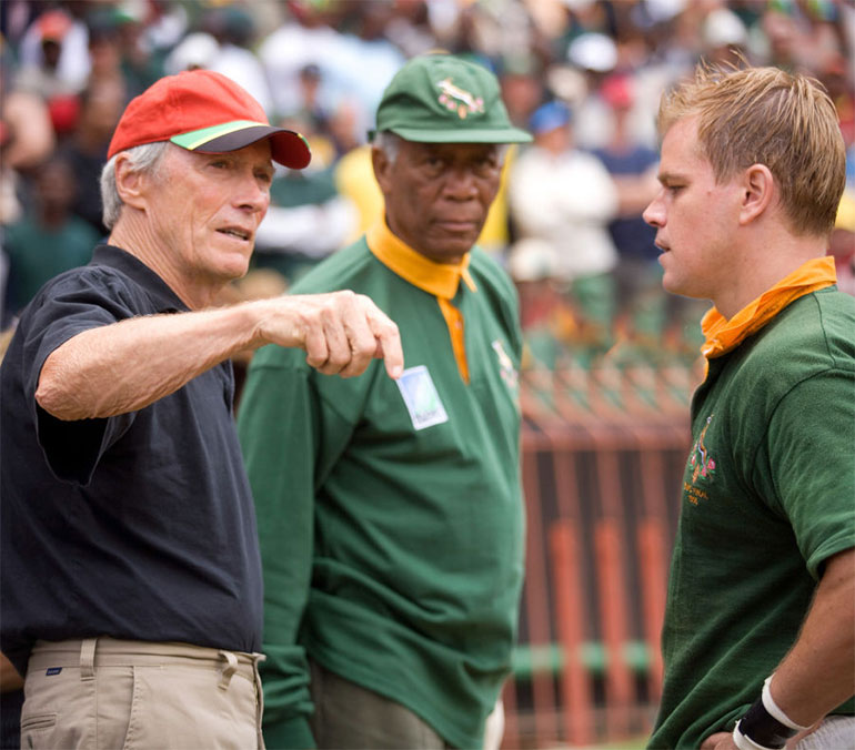 O Ίστγουντ Ίστγουντ με τον Μόργκαν Φρίμαν και τον Ματ Ντέιμον στην ταινία «Ο Ανίκητος»