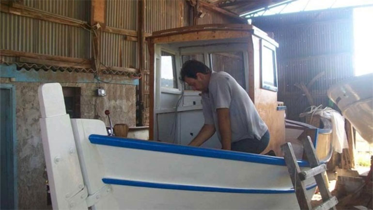 Δύο παραδοσιακοί καραβομαραγκοί κρατούν ζωντανά τα καρνάγια της Ιερισσού