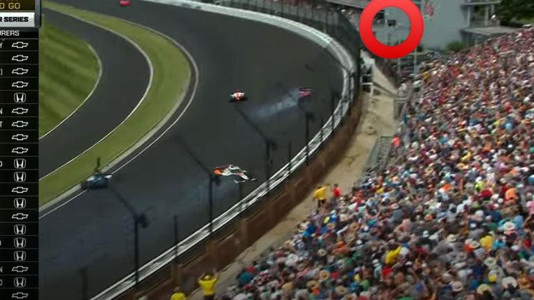 Απίστευτο περιστατικό: Ρόδα από μονοθέσιο πέταξε πάνω από τους θεατές και προσγειώθηκε σε σταθμευμένο αυτοκίνητο