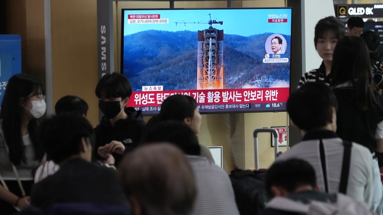 Νότια Κορέα: Ο λάθος συναγερμός για εκκένωση μετά την εκτόξευση δορυφόρου από τη Βόρεια Κορέα προκάλεσε πανικό στους κατοίκους της Σεούλ Νότια Κορέα: Ο λάθος συναγερμός για εκκένωση μετά την εκτόξευση δορυφόρου από τη Βόρεια Κορέα προκάλεσε πανικό στους κατοίκους της Σεούλ