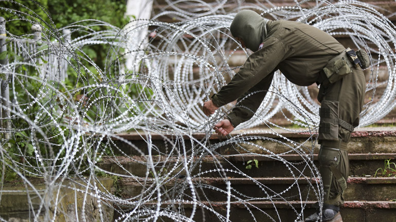 Αμερικανοί στρατιώτες φρουρούν δημαρχείο στο βόρειο Κόσοβο Αμερικανοί στρατιώτες φρουρούν δημαρχείο στο βόρειο Κόσοβο