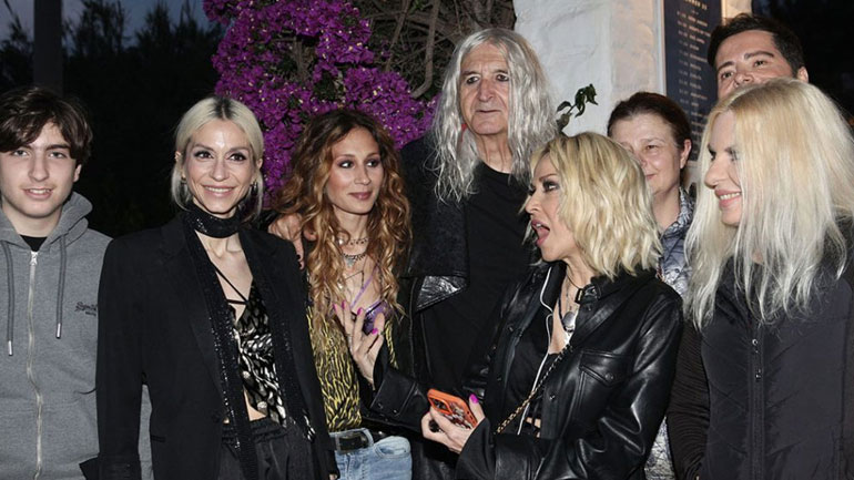 Σοφία Καρβέλα: Σύσσωμη η οικογένειά της στην παρουσίαση της νέας συλλογής μαγιό!