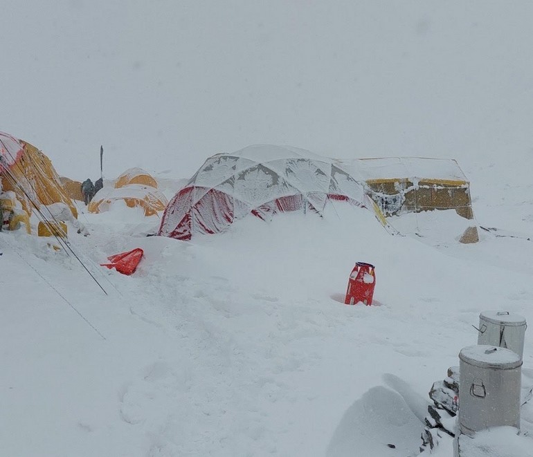 Στη χιονοθύελλα οι σκηνές θάβονται