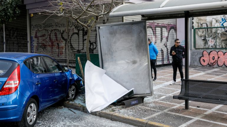 Τρελή πορεία ΙΧ διαρρήκτη στην Θεσσαλονίκη – Έπεσε πάνω σε τρία αυτοκίνητα και προκάλεσε φθορές σε στάση