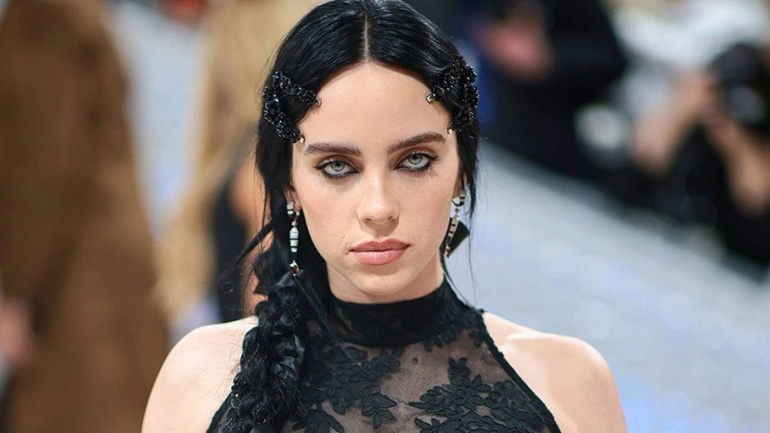 Billie Eilish: «Δεν είμαι ξεπουλημένη επειδή αποφάσισα να ντύνομαι πιο θηλυκά»