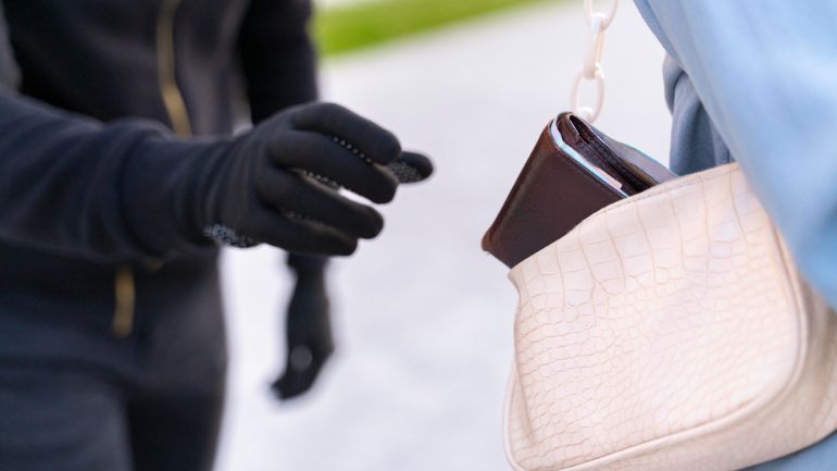 Συνελήφθησαν 16χρονος και 24χρονος που έκλεβαν τσάντες και χρυσαφικά από γυναίκες στη Νέα Φιλαδέλφεια