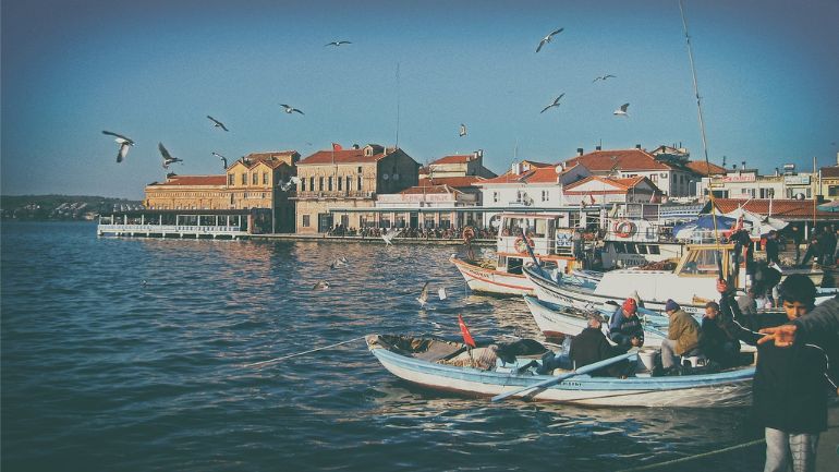 «…βλέπει ο Θεός το Αϊβαλί και σταματάει ο νους του»