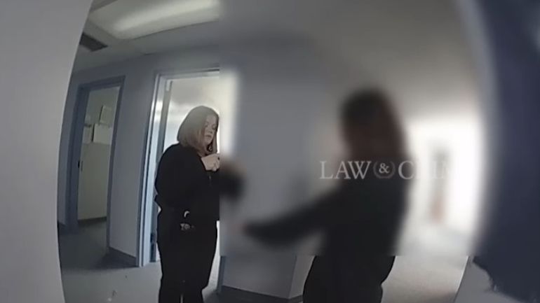 Η στιγμή που 12χρονη συλλαμβάνεται για την δολοφονία του 9χρονου αδερφού της