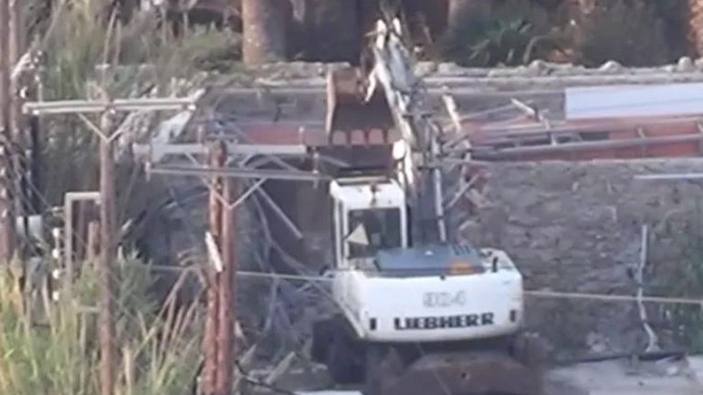 Μπουλντόζες κατεδαφίζουν από το πρωί αυθαίρετα στο NAMMOS στη Μύκονο