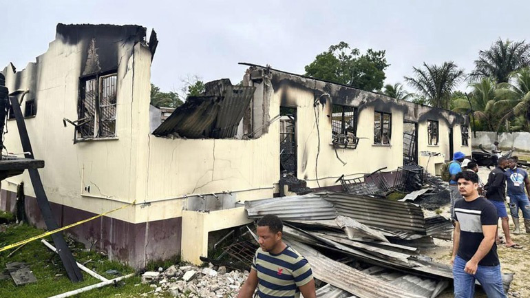 Νέα πυρκαγιά σε σχολικό κοιτώνα στη Γουιάνα – Τέσσερις συλλήψεις