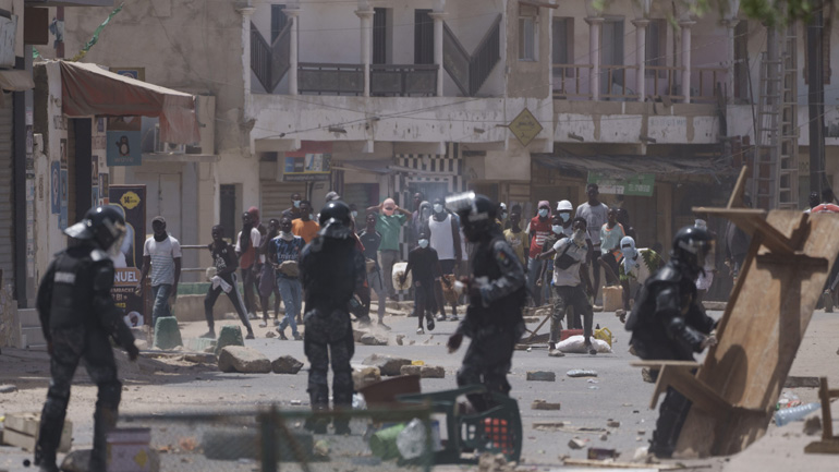 Εννέα νεκροί σε ταραχές μετά την καταδίκη ηγέτη της αντιπολίτευσης στη Σενεγάλη