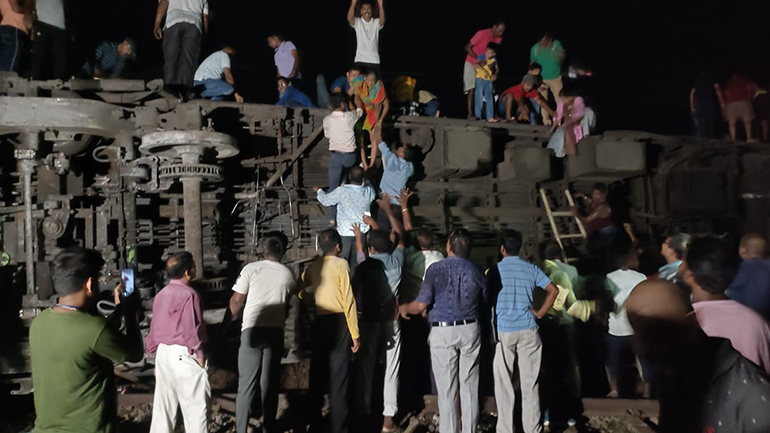 Ινδία: Επιβατική αμαξοστοιχία συγκρούστηκε με εμπορευματική και εκτροχιάστηκε – Τουλάχιστον 30 νεκροί και 179 τραυματίες