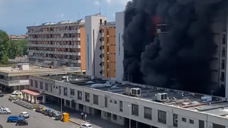 Μεγάλη πυρκαγιά σε κτήριο στη Ρώμη – Τουλάχιστον επτά τραυματίες
