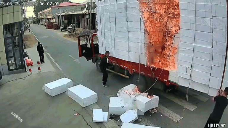 Φορτίο με πλάκες πολυστυρενίου παίρνει φωτιά