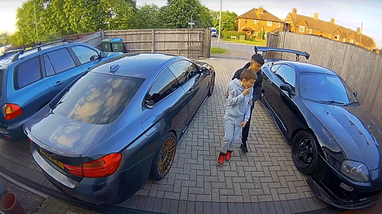 Πιτσιρικάδες βλέπουν ένα Toyota Supra  