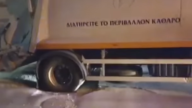 Εργαζόμενη στην Καθαριότητα του Δήμου Καλαμαριάς τραυματίστηκε μετά από πτώση απορριμματοφόρου σε λακκούβα