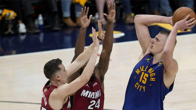 Έκαναν το πρώτο βήμα στους τελικούς του ΝΒΑ οι Νάγκετς, 104-93 τους Χιτ με μαγική εμφάνιση του Γιόκιτς!