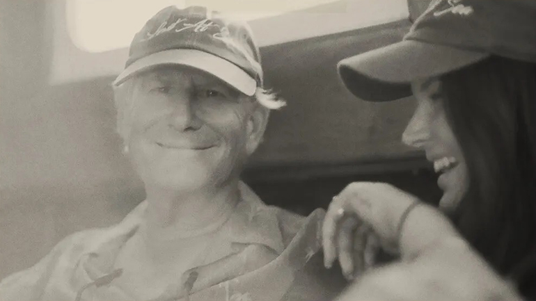 «Lost at Sea»: Το ταξιδιάρικο τραγούδι της Λάνα Ντελ Ρέι που ερμηνεύει υπό τη συνοδεία του πατέρα της «Lost at Sea»: Το ταξιδιάρικο τραγούδι της Λάνα Ντελ Ρέι που ερμηνεύει υπό τη συνοδεία του πατέρα της