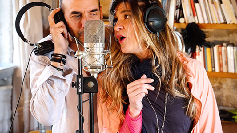 Ο Πάνος Μουζουράκης και η Βασιλική Καρακώστα τραγουδούν «Όνειρα, Όνειρα, Ο»