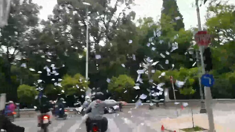 Παρέμβαση του Ρουβίκωνα έξω από το Μαξίμου για τον νεκρό εργάτη στη ναυπηγοεπισκευαστική ζώνη του Περάματος Παρέμβαση του Ρουβίκωνα έξω από το Μαξίμου για τον νεκρό εργάτη στη ναυπηγοεπισκευαστική ζώνη του Περάματος