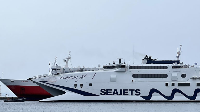 Σύγκρουση πλοίων στο λιμάνι της Τήνου – Ταλαιπωρία για τους επιβαίνοντες