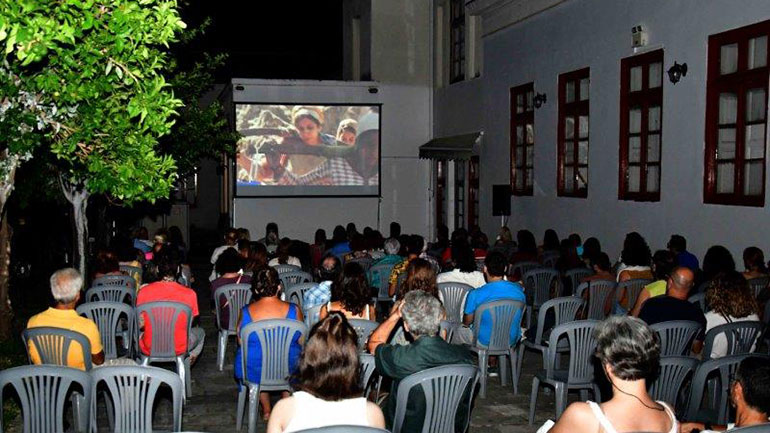 Πάτρα: Ο μαγικός κόσμος της 7ης Τέχνης «ταξιδεύει» με τον κινητό δημοτικό κινηματογράφο