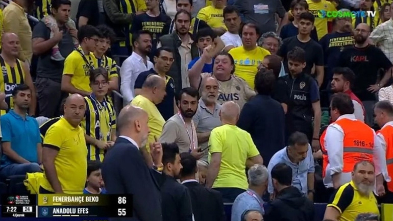 Tουρκία: Ένταση ανάμεσα σε Αταμάν και οπαδό της Φενέρμπαχτσε στη συντριβή της Εφές με 108-66 σκορ! Tουρκία: Ένταση ανάμεσα σε Αταμάν και οπαδό της Φενέρμπαχτσε στη συντριβή της Εφές με 108-66 σκορ!