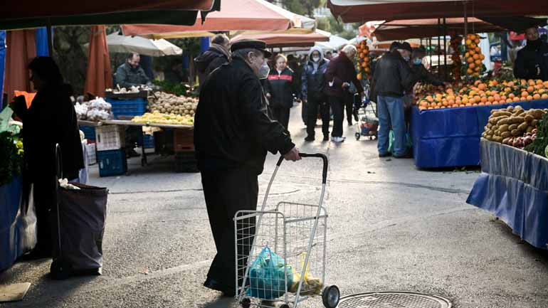 Πανικός σε λαϊκή αγορά του Βόλου: Αυτοκίνητο παρέσυρε γυναίκα Πανικός σε λαϊκή αγορά του Βόλου: Αυτοκίνητο παρέσυρε γυναίκα