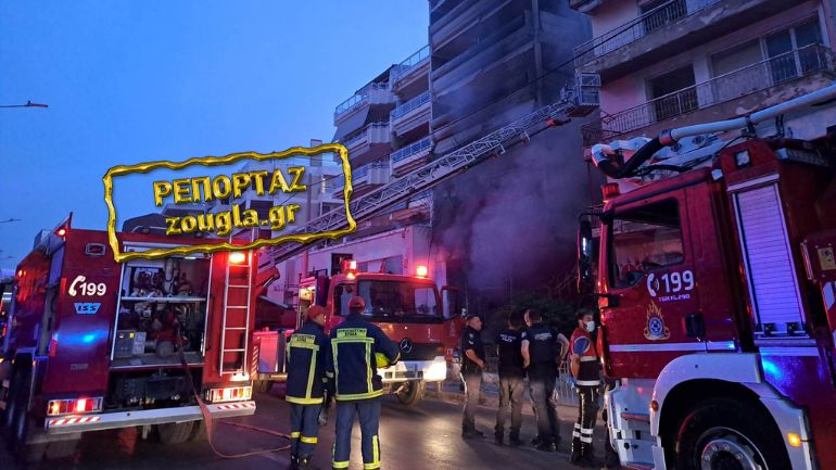 Άγνωστοι πυρπόλησαν με μολότοφ κατάστημα επίπλων στον Άλιμο