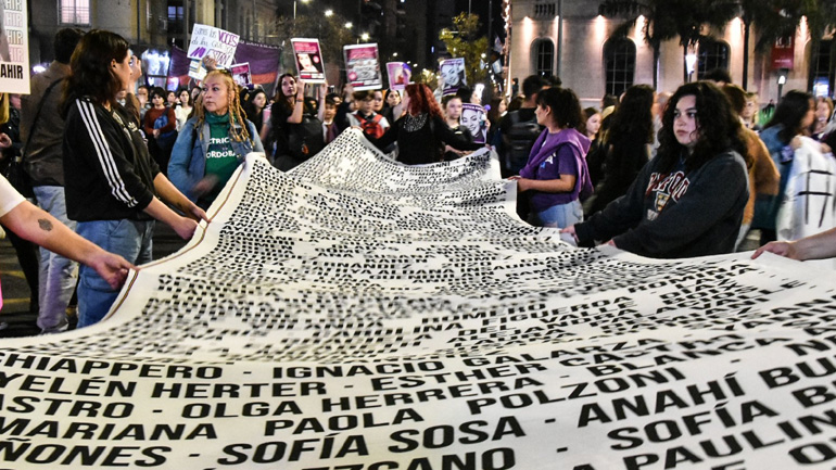 Αργεντινή: Χιλιάδες διαδηλώτριες στους δρόμους του Μπουένος Άιρες, στον απόηχο ακόμη μιας γυναικοκτονίας