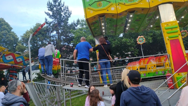 Αναστάτωση σε λούνα παρκ στην Κοζάνη – Χάλασε το «τρενάκι» και κόπηκαν δυο βαγόνια