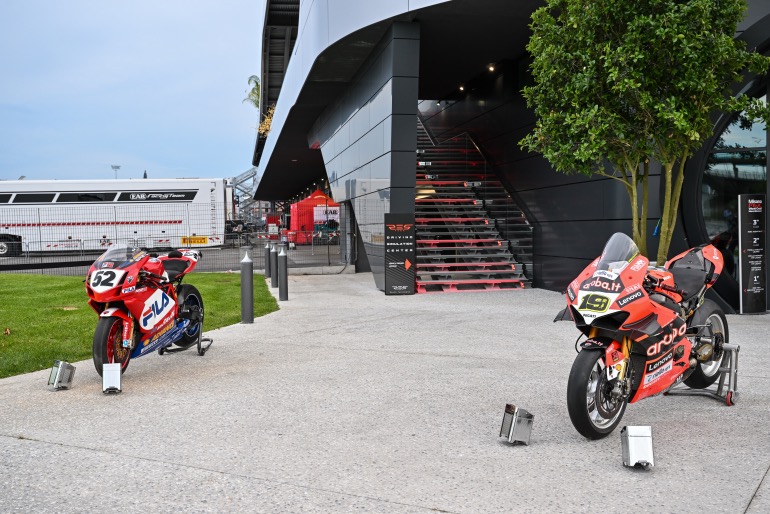 Η είσοδος στον χώρο του δείπνου