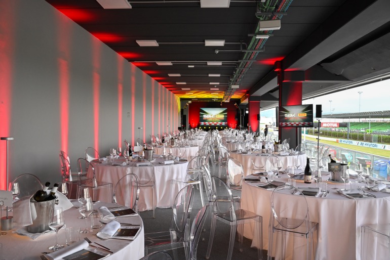 Ο χώρος δίπλα στην αγωνιστική διαδρομή