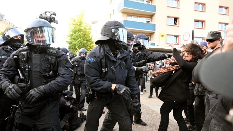 Απαγορεύτηκε διαδήλωση στη Λειψία μετά τις συγκρούσεις που σημειώθηκαν χθες ανάμεσα σε διαδηλωτές και την αστυνομία