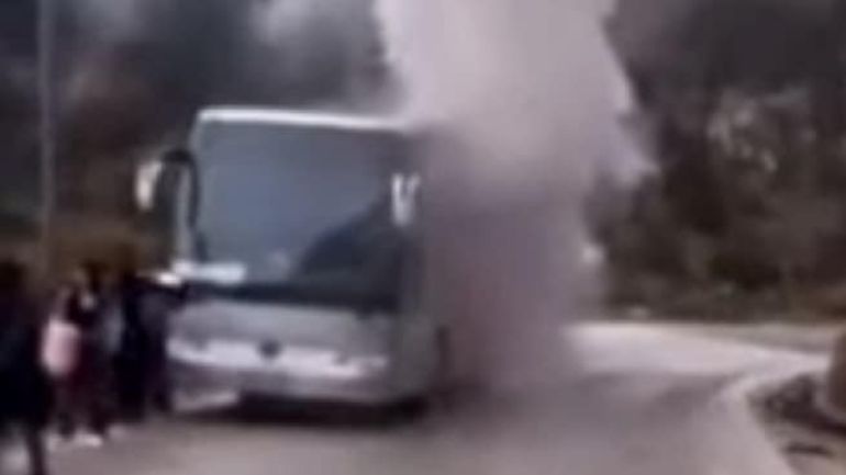 Εύβοια: Λεωφορείο με τουρίστες τυλίχτηκε στις φλόγες στην Χιλιαδού
