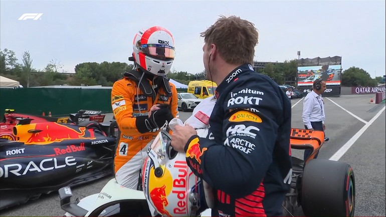 Εντυπωσίασε ο Max με τη χειραψία που έδωσε στον νεαρό Norris.Ο Ολλανδός δεν μας έχει συνηθίσει σε τέτοιες κινήσεις 