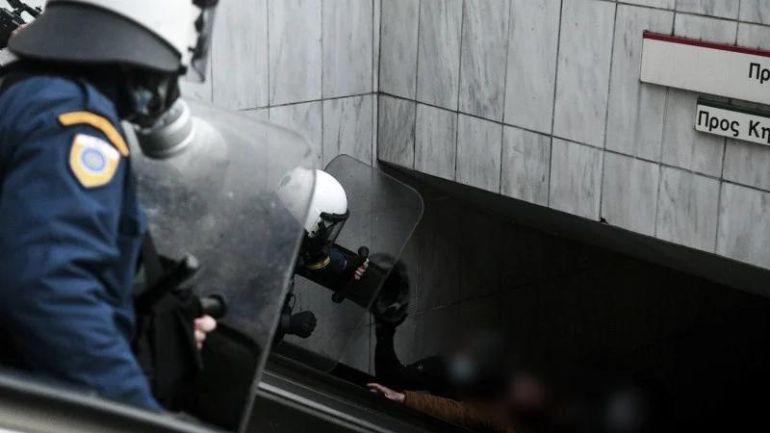 Συνελήφθησαν 4 άτομα που επιτεθήκαν σε αστυνομικούς και προκάλεσαν φθορές σε καταστήματα στο κέντρο της Αθήνας