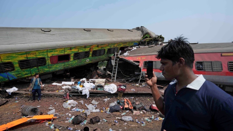 Ινδία: Ξεκίνησε και πάλι η κυκλοφορία των τρένων από το σημείο της τραγωδίας