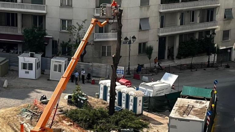 Έκοψαν και το τελευταίο δέντρο στη πλατεία Κολωνακίου