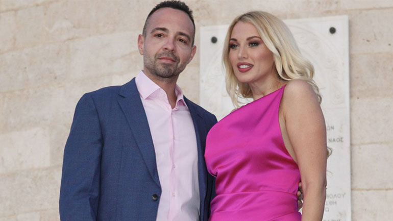 Κωνσταντίνα Σπυροπούλου: Αδυνατισμένη και κομψή στη βάφτιση του γιου της Σιαμπάνη και του Σταθοκωστόπουλου