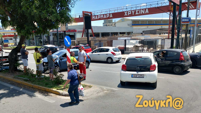 Τροχαίο ατύχημα στην Πέτρου Ράλλη – Με δυσκολία η κυκλοφορία των οχημάτων