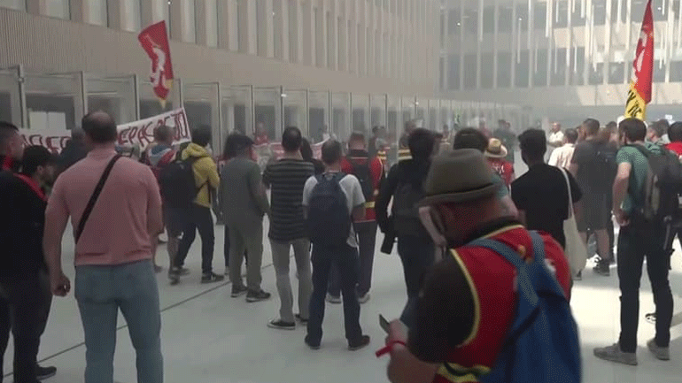 Διαδηλωτές κατέλαβαν την έδρα της επιτροπής Ολυμπιακών Αγώνων 2024