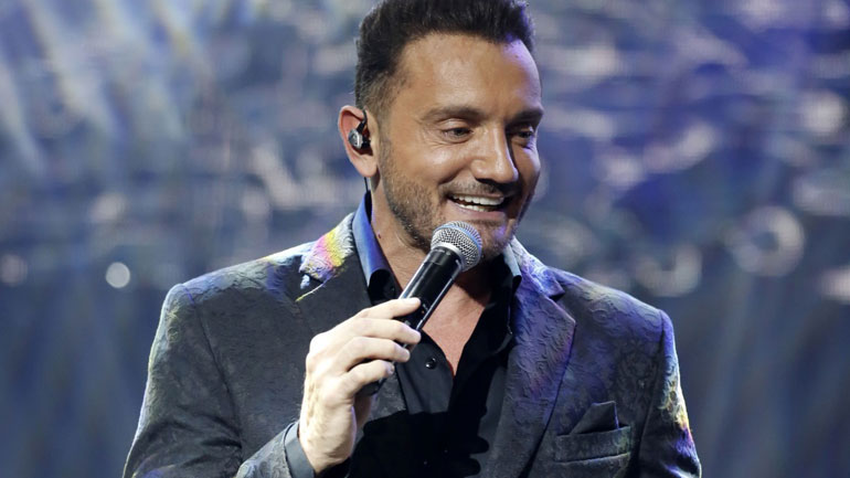 Χρήστος Μενιδιάτης: «Μπήκε στο καμαρίνι κι έβγαλε το φόρεμά της…»