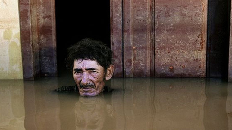 Ο Gideon Mendel φωτογραφίζει αυτούς που μένουν πίσω έπειτα από κλιματικές καταστροφές