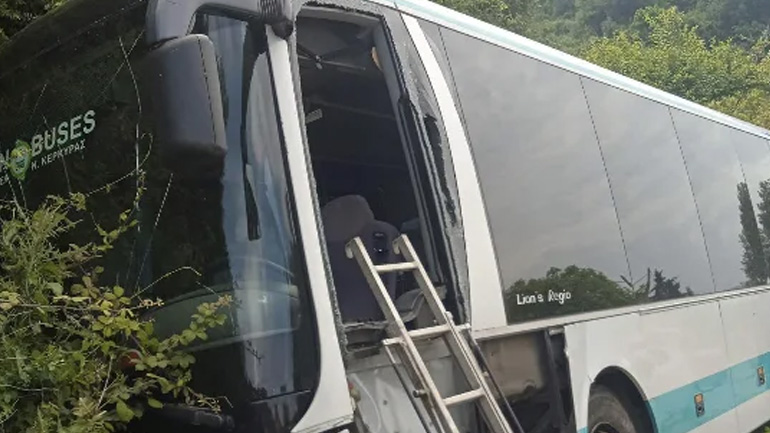 Λεωφορείο του ΚΤΕΛ συγκρούστηκε με αυτοκίνητο στην Κέρκυρα – Τέσσερις τραυματίες Λεωφορείο του ΚΤΕΛ συγκρούστηκε με αυτοκίνητο στην Κέρκυρα – Τέσσερις τραυματίες