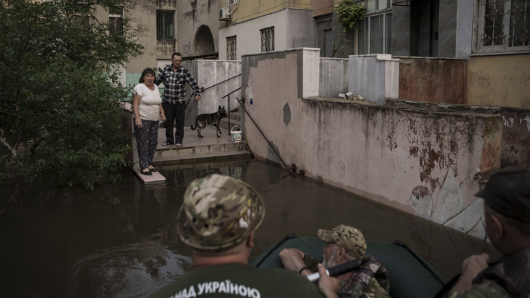 Φράγμα Καχόβκα: Σχεδόν 5.900 άνθρωποι έχουν απομακρυνθεί από τις πλημμυρισμένες περιοχές
