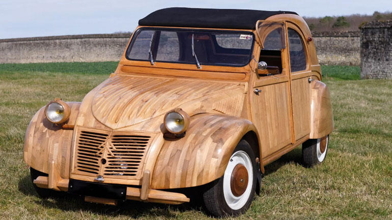 Σε αδιανόητη τιμή πουλήθηκε το μοναδικό Citroen 2CV στον κόσμο που είναι φτιαγμένο από ξύλο