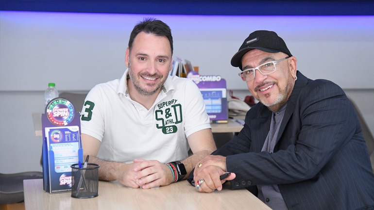  Ο Χρήστος Ταμπάκης, ιδιοκτήτης καταστήματος ΟΠΑΠ στο Παγκράτι, με τον Γιάννη Ζουγανέλη